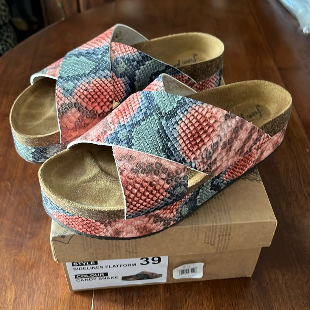Free People Sidelines Platform